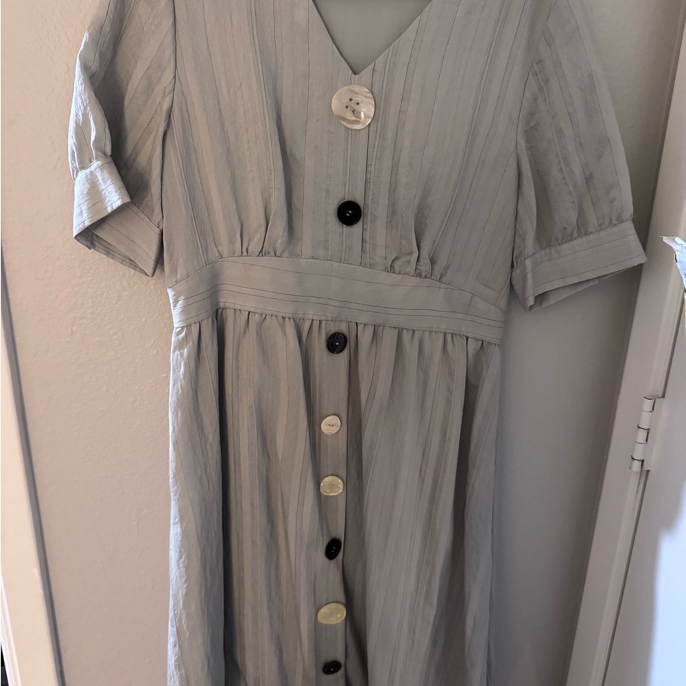 Chic Green Midi Dress with Button Accents